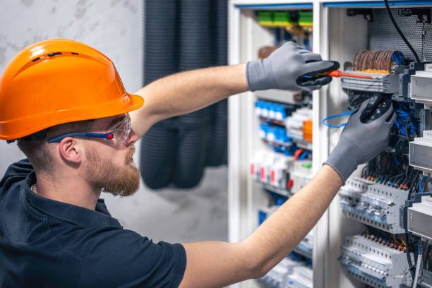 Best Circuit Breaker Repair  in Meadow Oaks, FL